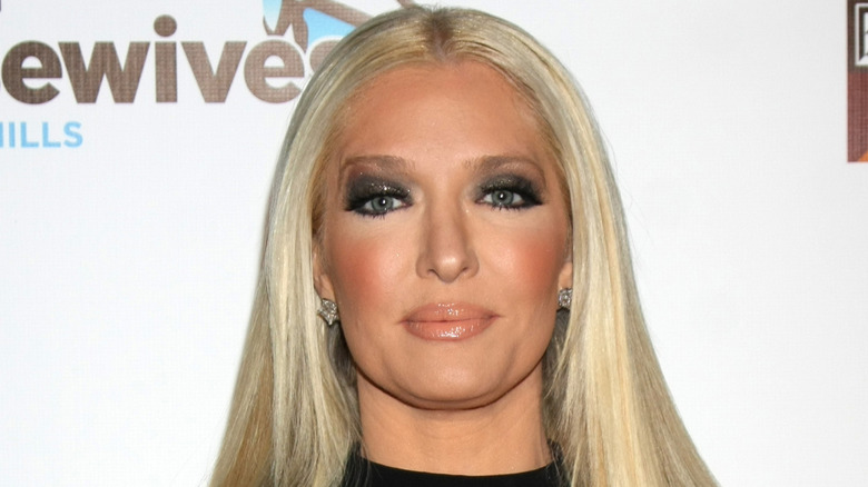 Erika Girardi posing on the red carpet