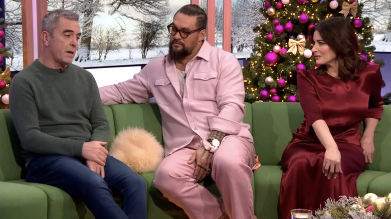 Jason Momoa turns his back on Nigella Lawson during an interview