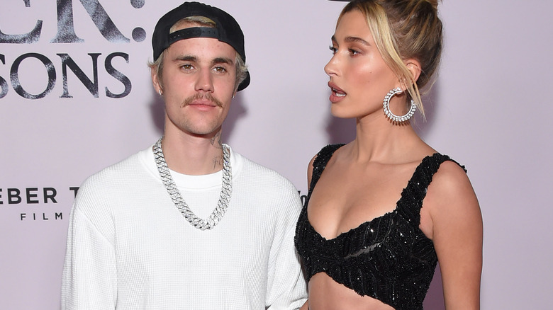 Justin Bieber Hailey Bieber posing