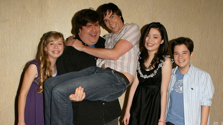 Stars of '"iCarly" pose with Dan Schneider