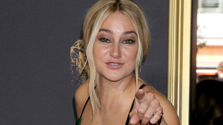 Shailene Woodley pointing