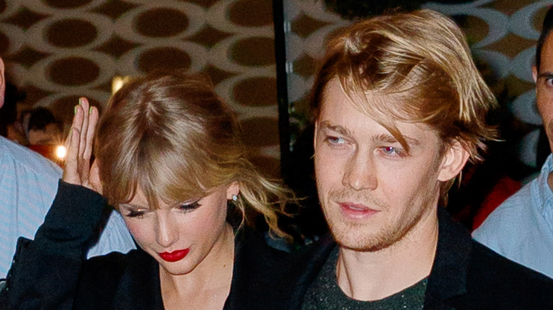 Taylor Swift walking with Joe Alwyn