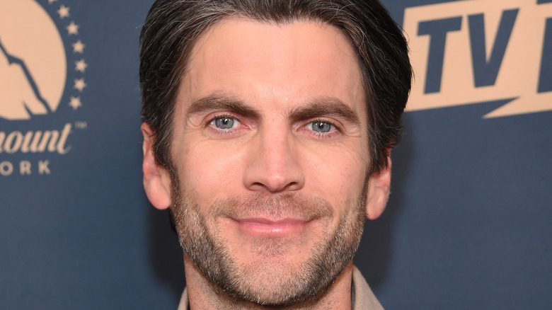 Wes Bentley posing for cameras