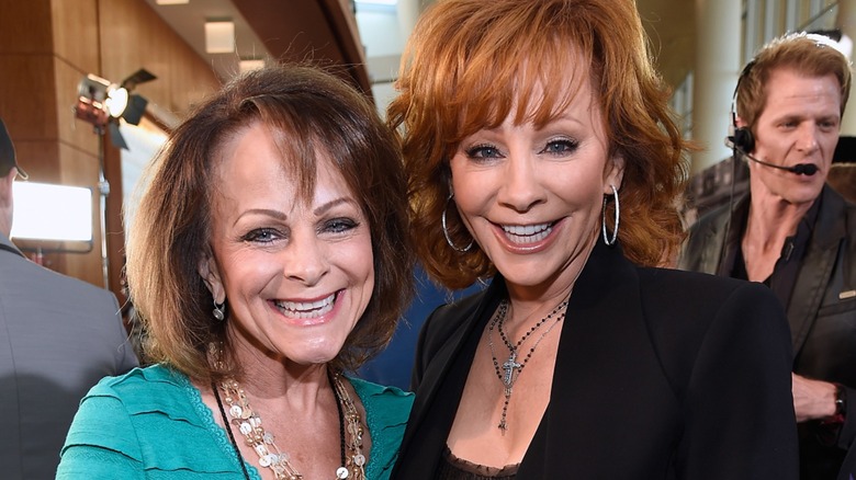 Susie and Reba McEntire smiling