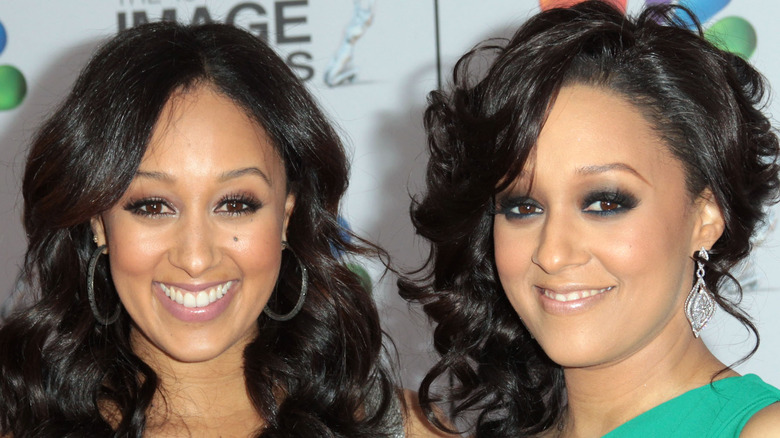 Tamera Mowry and Tia Mowry smling