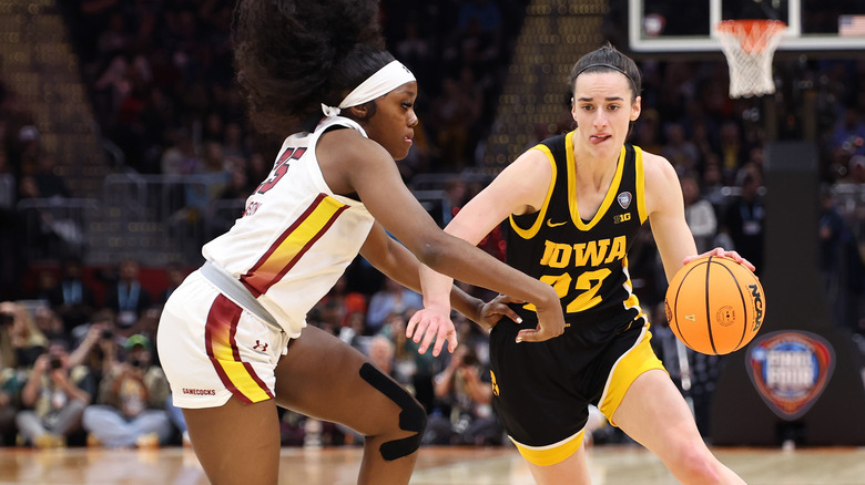 Raven Johnson and Caitlin Clark playing basketball