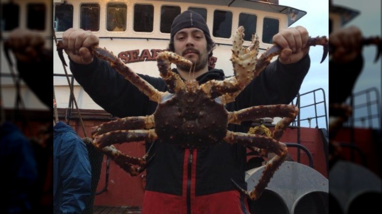  Mahlon Reyes posing with crab