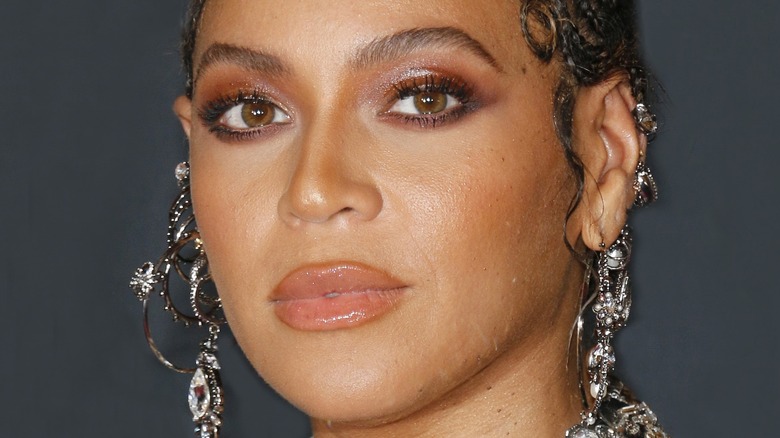 Beyoncé nude lip earrings