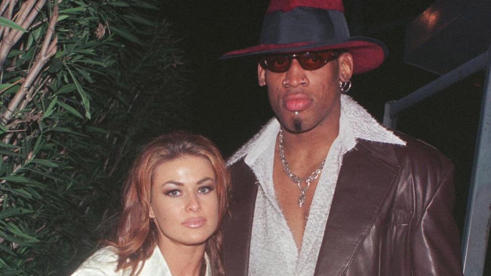 Carmen Electra and Dennis Rodman hugging 