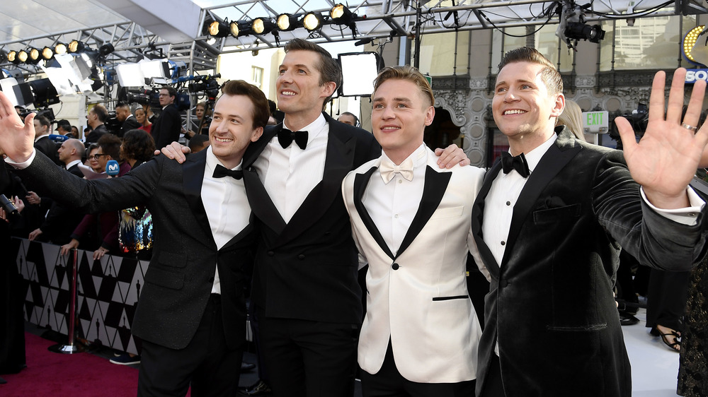 actors waving to fans at the oscars