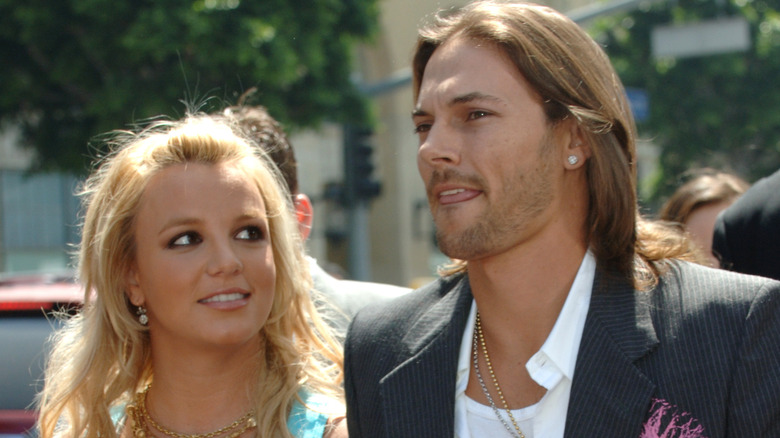 Britney Spears walks into an event with then-husband Kevin Federline