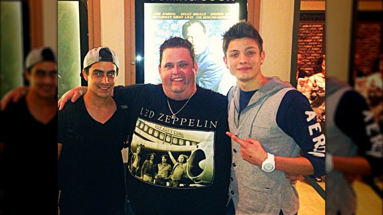 Matt Rife pointing at Ralphie May