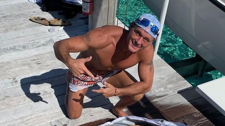 Tim McGraw posing for cameras