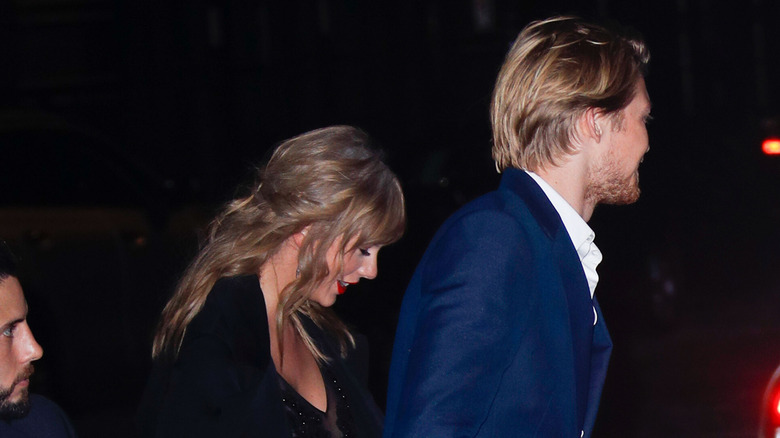 Taylor Swift, Joe Alwyn walking