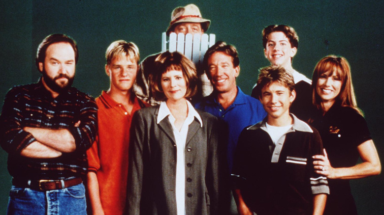 The cast of 'Home Improvement' posing together in 1998.