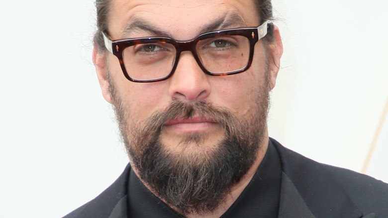 Jason Momoa wearing glasses on the 2022 Oscars red carpet