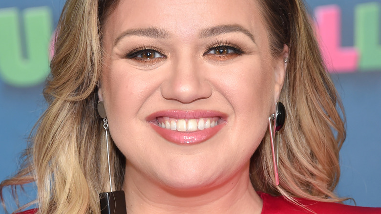 Kelly Clarkson grinning big