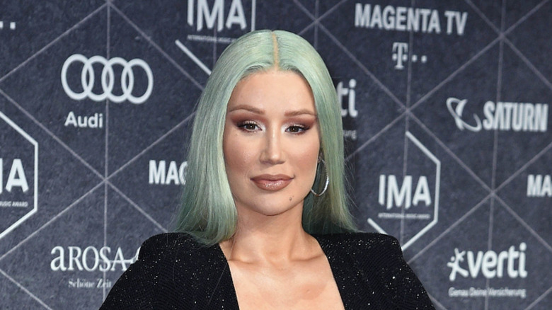 Iggy Azalea posing with sea foam hair
