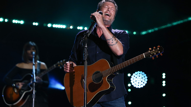 Blake Shelton singing on stage