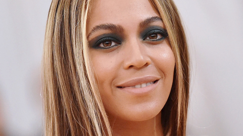Beyoncé dark eyeshadow blonde hair