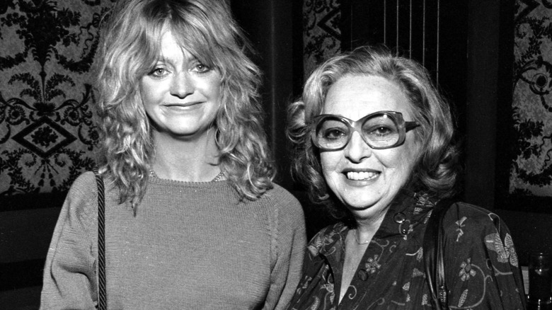 Goldie Hawn poses with Laura Hawn in 1981