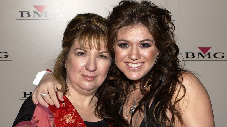 Kelly Clarkson poses with her mother in 2004
