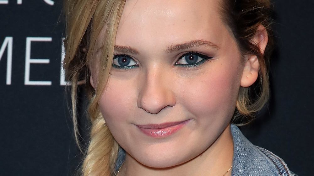 Abigail Breslin posing at the Dirty Dancing premiere