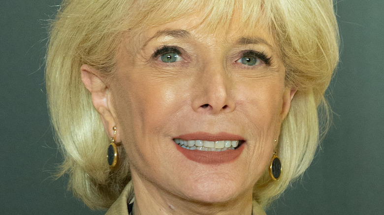 Lesley Stahl smiling for photographers on the red carpet