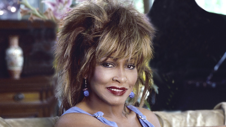 Tina Turner tilting head