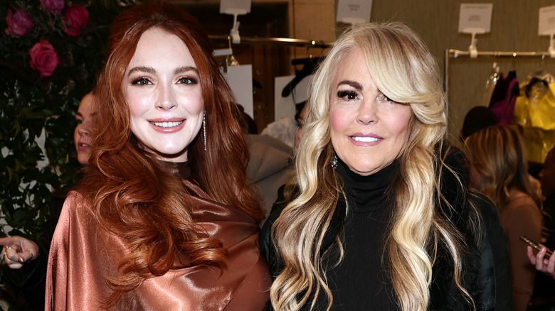 Lindsay and Dina Lohan posing