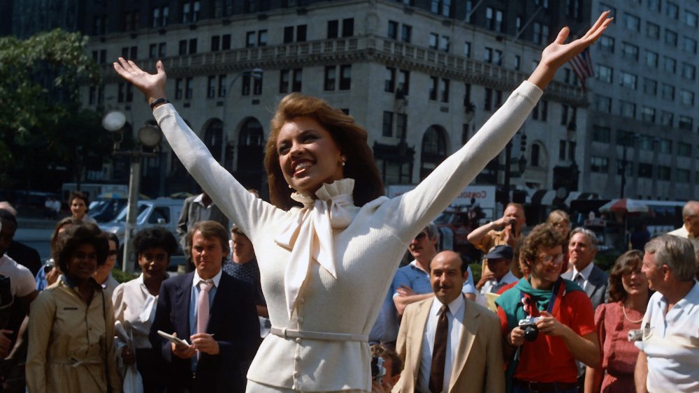 Vanessa Williams posing for reporters in 1983