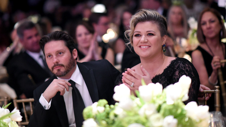 Brandon Blackstock and Kelly Clarkson sit at a table during 2015 event