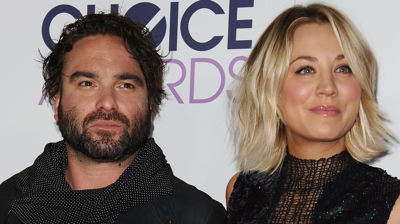 Johnny Galecki and Kaley Cuoco posing on the red carpet