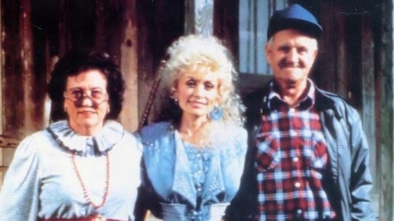 Dolly Parton poses with her parents