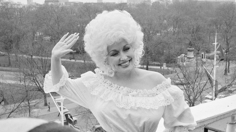 Colly Parton waves in 1983