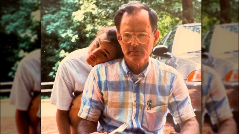 Jennifer Garner with dad outdoors