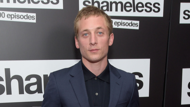 Jeremy Allen White posing