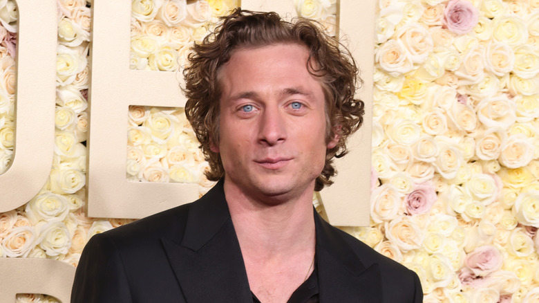 Jeremy Allen White posing
