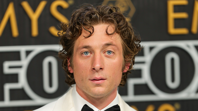 Jeremy Allen White posing