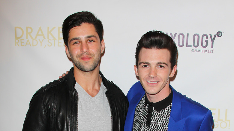 Drake Bell posing with his arm around Josh Peck 