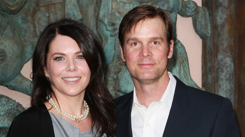 Lauren Graham and Peter Krause pose together