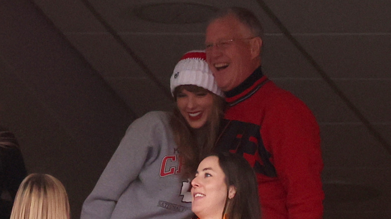 Taylor Swift hugs her father at Kansas City Chiefs game
