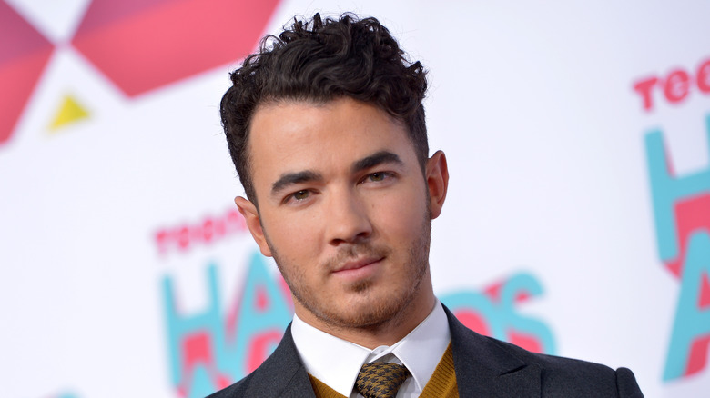 Kevin Jonas posing