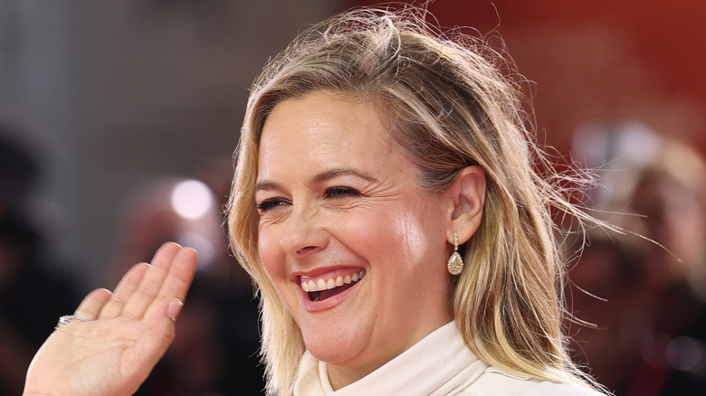 Actress Alicia Silverstone smiling and waving