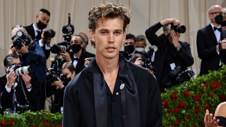 Austin Butler posing