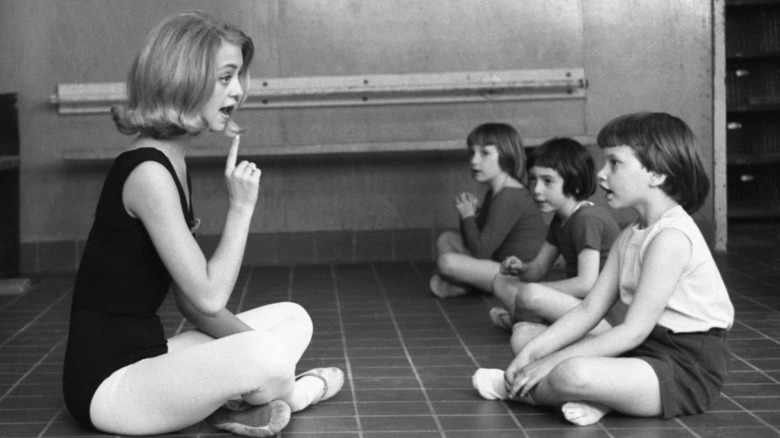 Goldie Hawn teaching a children's ballet class in 1964