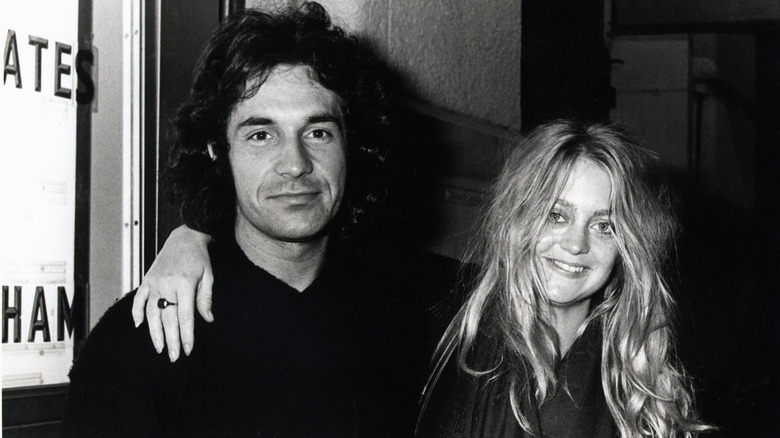 Bill Hudson and Goldie Hawn posing for cameras