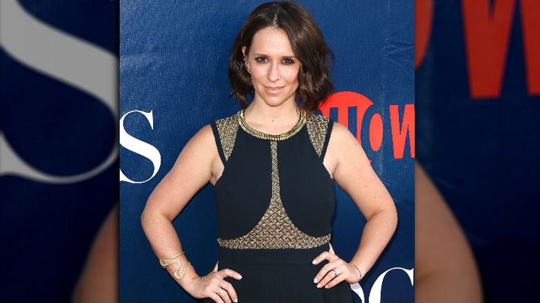 Jennifer Love Hewitt post-baby red carpet pose