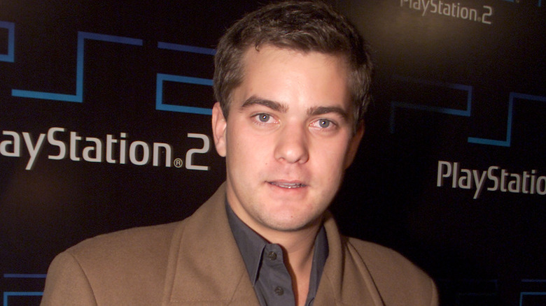 Joshua Jackson posing