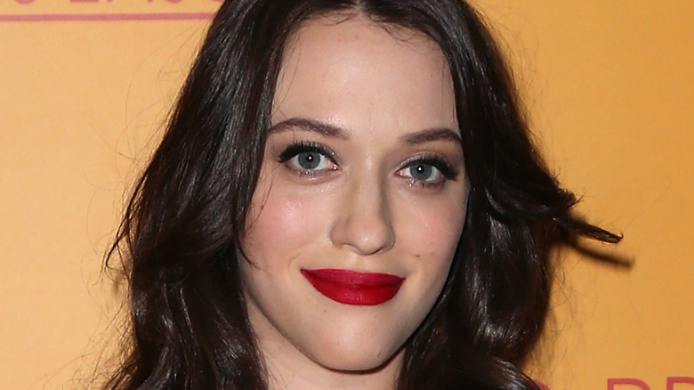 kat dennings smiling red lipstick 2 broke girls 100th episode celebration